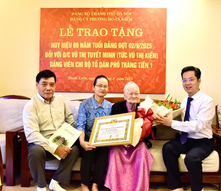 TRAO HUY HIỆU 80 NĂM TUỔI ĐẢNG TẶNG ĐẢNG VIÊN LÃO THÀNH VŨ THỊ TUYẾT MINH- Ảnh 1.