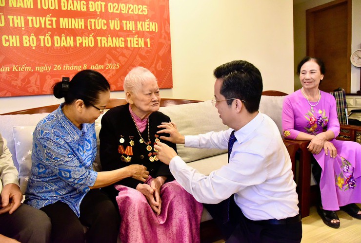 TRAO HUY HIỆU 80 NĂM TUỔI ĐẢNG TẶNG ĐẢNG VIÊN LÃO THÀNH VŨ THỊ TUYẾT MINH- Ảnh 2.