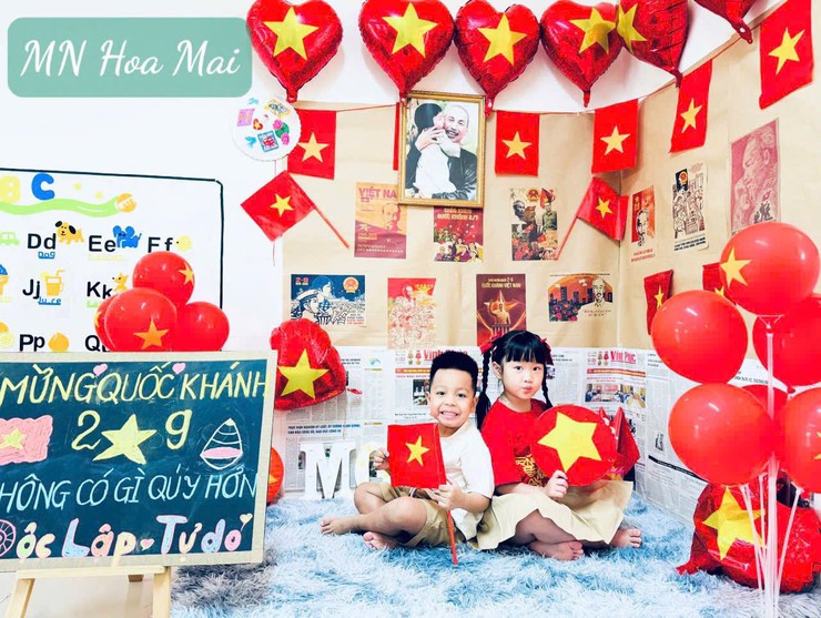 Phường Long Biên trang trí trực quan trang hoàng, rực rỡ chào mừng kỷ niệm 80 năm Cách mạng tháng Tám và Quốc Khánh nước cộng hòa xã hội chủ nghĩa Việt Nam 2/9.- Ảnh 1.