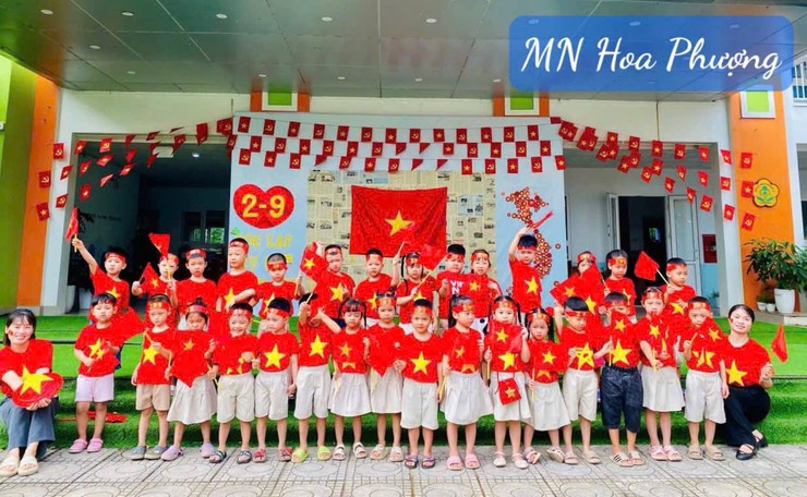 Phường Long Biên trang trí trực quan trang hoàng, rực rỡ chào mừng kỷ niệm 80 năm Cách mạng tháng Tám và Quốc Khánh nước cộng hòa xã hội chủ nghĩa Việt Nam 2/9.- Ảnh 4.