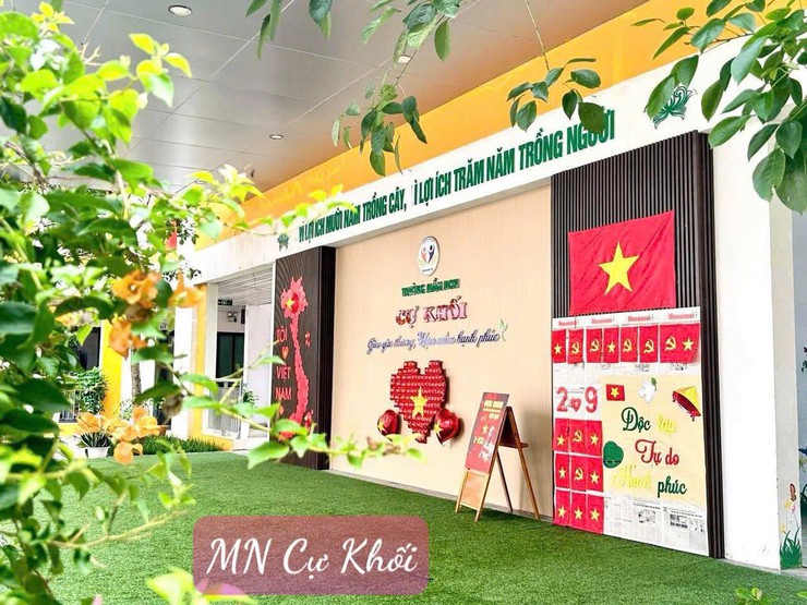 Phường Long Biên trang trí trực quan trang hoàng, rực rỡ chào mừng kỷ niệm 80 năm Cách mạng tháng Tám và Quốc Khánh nước cộng hòa xã hội chủ nghĩa Việt Nam 2/9.- Ảnh 5.