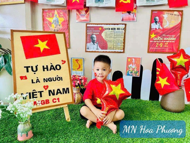 Phường Long Biên trang trí trực quan trang hoàng, rực rỡ chào mừng kỷ niệm 80 năm Cách mạng tháng Tám và Quốc Khánh nước cộng hòa xã hội chủ nghĩa Việt Nam 2/9.- Ảnh 7.