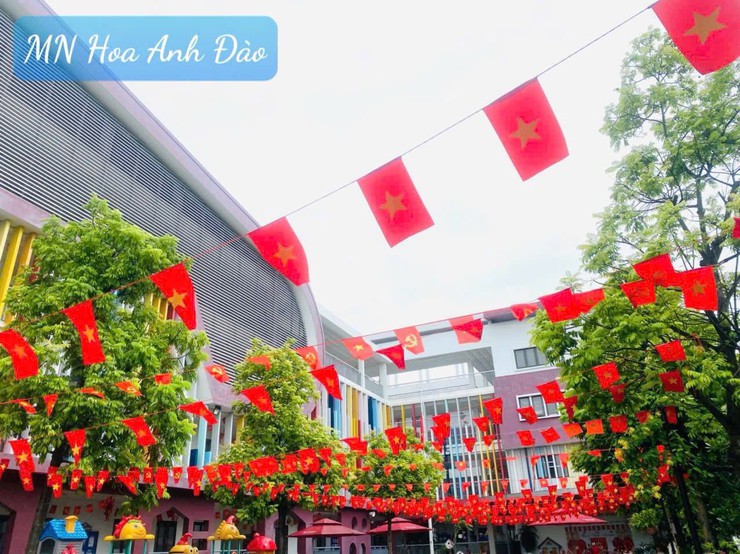 Phường Long Biên trang trí trực quan trang hoàng, rực rỡ chào mừng kỷ niệm 80 năm Cách mạng tháng Tám và Quốc Khánh nước cộng hòa xã hội chủ nghĩa Việt Nam 2/9.- Ảnh 14.