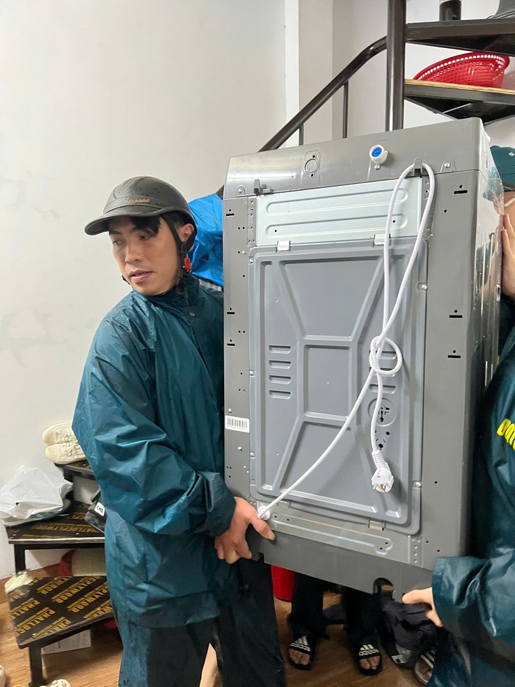 Ban Chỉ huy Phòng thủ dân sự cùng các lực lượng trên địa bàn phường Xuân Phương khẩn trương hỗ trợ nhân dân ứng phó úng ngập- Ảnh 6.