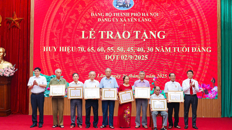 XÃ YÊN LÃNG TRANG TRỌNG TỔ CHỨC LỄ TRAO HUY HIỆU ĐẢNG ĐỢT 02/9/2025.- Ảnh 6.