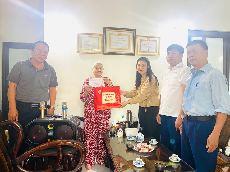 LÃNH ĐẠO XÃ NỘI BÀI THĂM VÀ TẶNG QUÀ CÁC GIA ĐÌNH CHÍNH SÁCH, NGƯỜI CÓ CÔNG DỊP QUỐC KHÁNH 02/9- Ảnh 12.