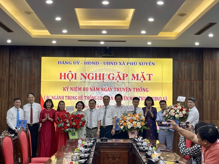 Phú Xuyên tổ chức gặp mặt kỷ niệm 80 năm Ngày truyền thống các Ngành trong hệ thống cơ quan chuyên môn thuộc UBND xã (28/8/1945 – 28/8/2025).- Ảnh 1.