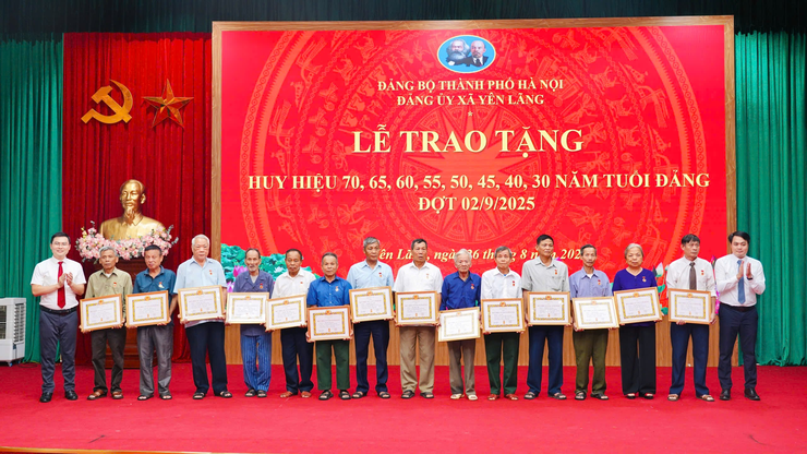 XÃ YÊN LÃNG TRANG TRỌNG TỔ CHỨC LỄ TRAO HUY HIỆU ĐẢNG ĐỢT 02/9/2025.- Ảnh 7.
