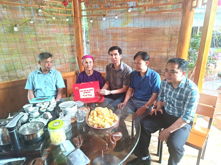 LÃNH ĐẠO XÃ NỘI BÀI THĂM VÀ TẶNG QUÀ CÁC GIA ĐÌNH CHÍNH SÁCH, NGƯỜI CÓ CÔNG DỊP QUỐC KHÁNH 02/9- Ảnh 13.