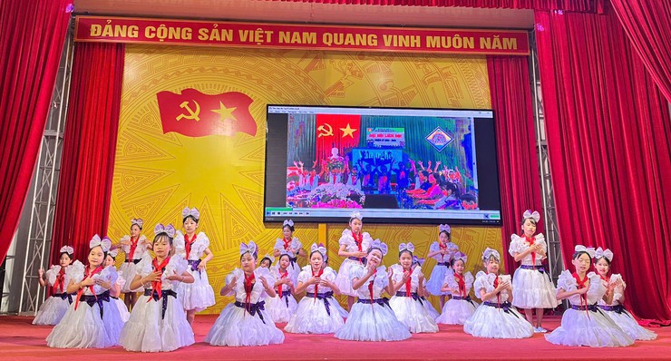 Trung tâm VHTT&TT xã Suối Hai Tổng duyệt Các tiết mục tham gia dự khi Cuộc thi Ca khúc măng non, múa hát tập thể và Thiếu nhi tuyên truyền giới thiệu sách hè- Ảnh 4.