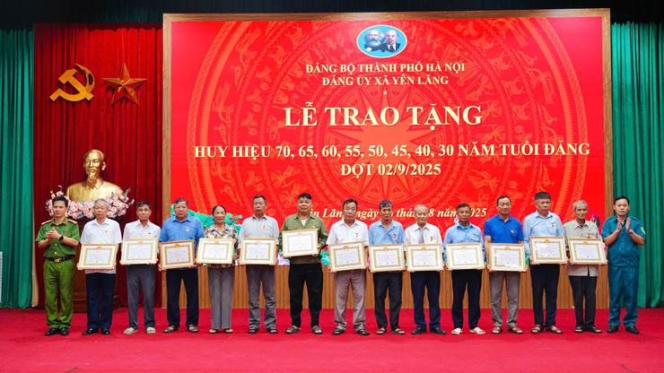 XÃ YÊN LÃNG TRANG TRỌNG TỔ CHỨC LỄ TRAO HUY HIỆU ĐẢNG ĐỢT 02/9/2025.- Ảnh 8.