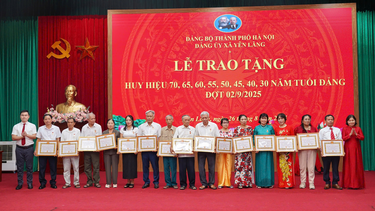XÃ YÊN LÃNG TRANG TRỌNG TỔ CHỨC LỄ TRAO HUY HIỆU ĐẢNG ĐỢT 02/9/2025.- Ảnh 9.
