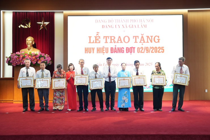 Đảng bộ xã Gia Lâm long trọng tổ chức Lễ trao Huy hiệu Đảng đợt 02/9/2025- Ảnh 6.