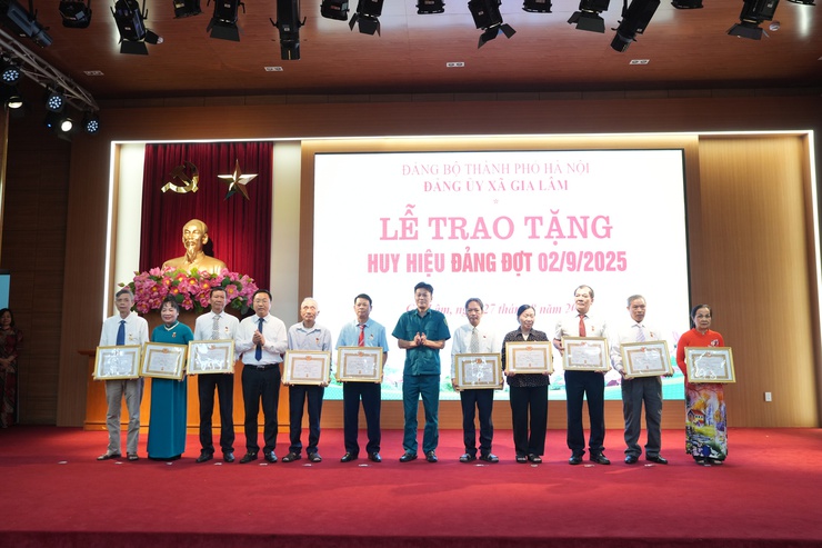 Đảng bộ xã Gia Lâm long trọng tổ chức Lễ trao Huy hiệu Đảng đợt 02/9/2025- Ảnh 7.