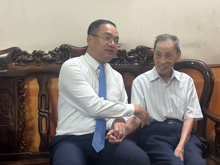 Phường Đống Đa tri ân, tặng quà người có công nhân dịp kỷ niệm 80 năm Quốc khánh nước Cộng hoà xã hội chủ nghĩa Việt Nam (02/9/1945 - 02/9/2025)- Ảnh 2.