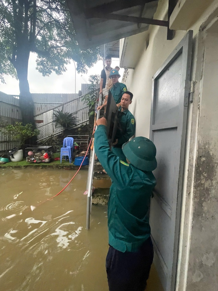 Lực lượng Dân quân thường trực xã tham gia hỗ trợ nhân dân ứng phó với mưa lũ, khắc phục hậu quả sau bão số 5.- Ảnh 2.