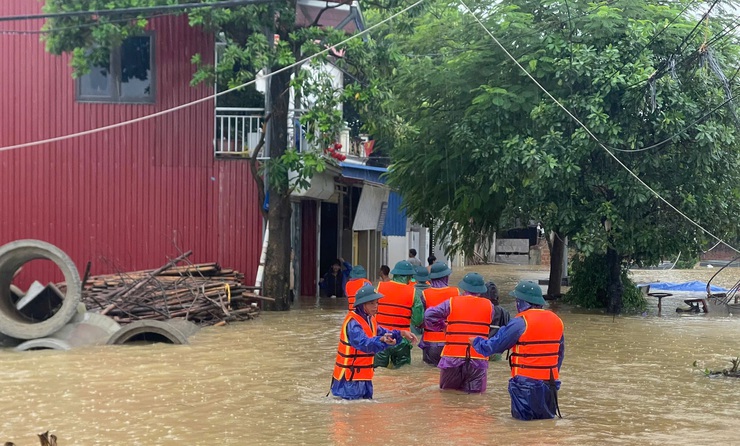 Lực lượng Dân quân thường trực xã tham gia hỗ trợ nhân dân ứng phó với mưa lũ, khắc phục hậu quả sau bão số 5.- Ảnh 6.