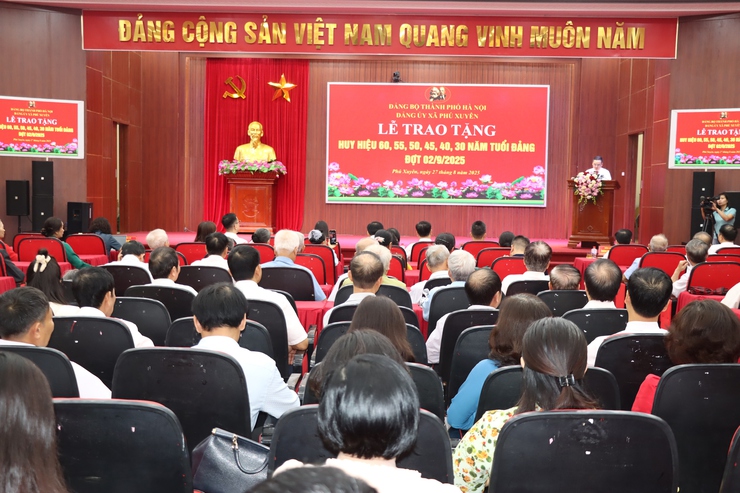 Xã Phú Xuyên tổ chức Lễ trao tặng Huy hiệu 60, 55, 50, 45, 40, 30 năm tuổi Đảng đợt 02/9/2025- Ảnh 1.