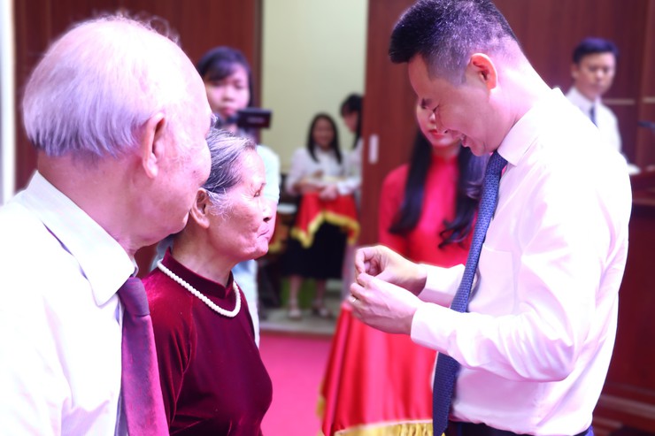 Xã Phú Xuyên tổ chức Lễ trao tặng Huy hiệu 60, 55, 50, 45, 40, 30 năm tuổi Đảng đợt 02/9/2025- Ảnh 12.