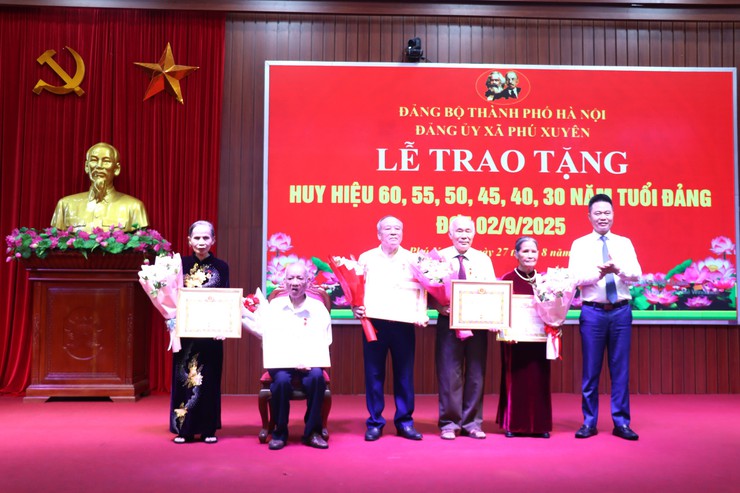 Xã Phú Xuyên tổ chức Lễ trao tặng Huy hiệu 60, 55, 50, 45, 40, 30 năm tuổi Đảng đợt 02/9/2025- Ảnh 3.