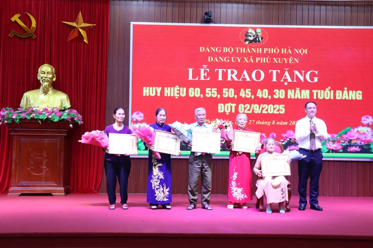 Xã Phú Xuyên tổ chức Lễ trao tặng Huy hiệu 60, 55, 50, 45, 40, 30 năm tuổi Đảng đợt 02/9/2025- Ảnh 4.