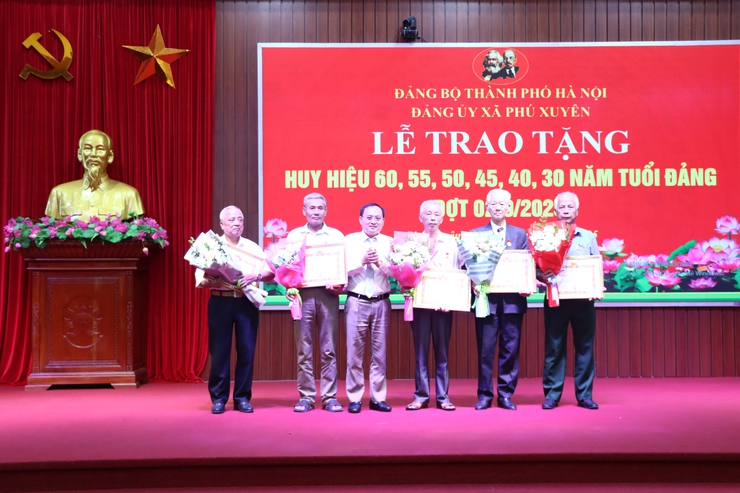 Xã Phú Xuyên tổ chức Lễ trao tặng Huy hiệu 60, 55, 50, 45, 40, 30 năm tuổi Đảng đợt 02/9/2025- Ảnh 5.
