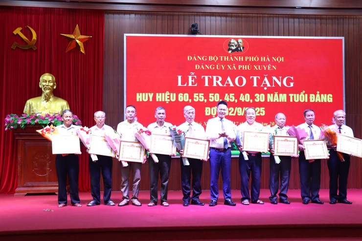 Xã Phú Xuyên tổ chức Lễ trao tặng Huy hiệu 60, 55, 50, 45, 40, 30 năm tuổi Đảng đợt 02/9/2025- Ảnh 6.