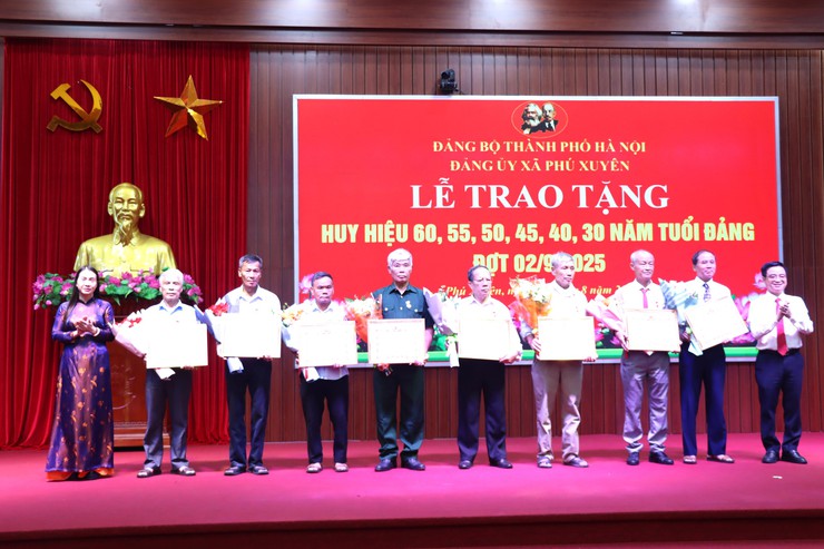 Xã Phú Xuyên tổ chức Lễ trao tặng Huy hiệu 60, 55, 50, 45, 40, 30 năm tuổi Đảng đợt 02/9/2025- Ảnh 7.