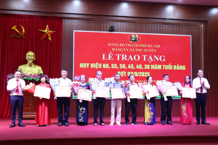 Xã Phú Xuyên tổ chức Lễ trao tặng Huy hiệu 60, 55, 50, 45, 40, 30 năm tuổi Đảng đợt 02/9/2025- Ảnh 8.
