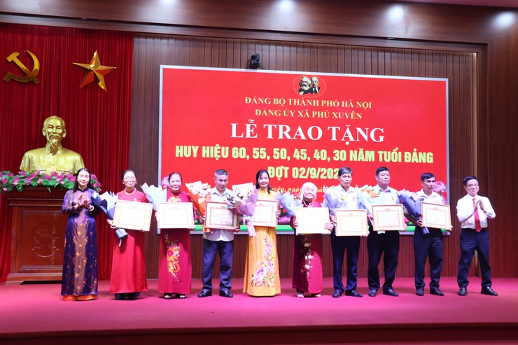Xã Phú Xuyên tổ chức Lễ trao tặng Huy hiệu 60, 55, 50, 45, 40, 30 năm tuổi Đảng đợt 02/9/2025- Ảnh 9.