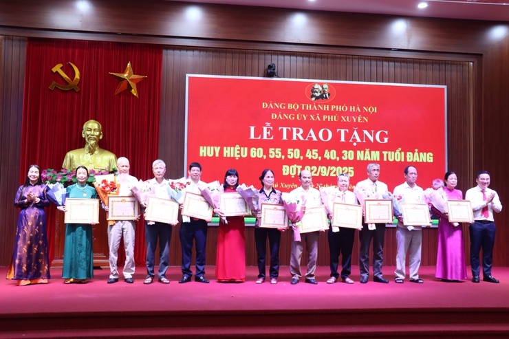 Xã Phú Xuyên tổ chức Lễ trao tặng Huy hiệu 60, 55, 50, 45, 40, 30 năm tuổi Đảng đợt 02/9/2025- Ảnh 10.