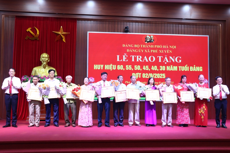 Xã Phú Xuyên tổ chức Lễ trao tặng Huy hiệu 60, 55, 50, 45, 40, 30 năm tuổi Đảng đợt 02/9/2025- Ảnh 11.