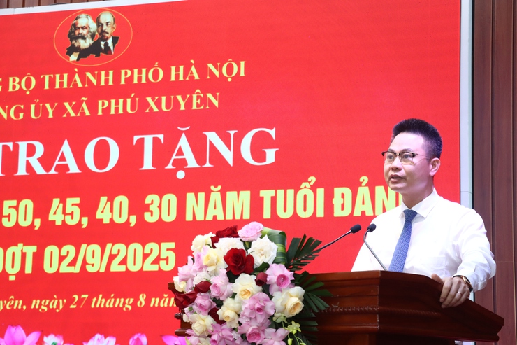 Xã Phú Xuyên tổ chức Lễ trao tặng Huy hiệu 60, 55, 50, 45, 40, 30 năm tuổi Đảng đợt 02/9/2025- Ảnh 13.