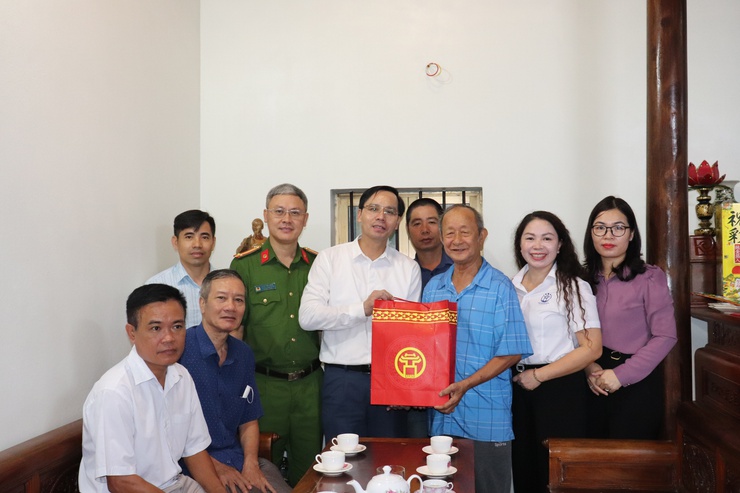 Lãnh đạo xã Phú Nghĩa thăm tặng quà các gia đình chính sách người có công nhân dịp kỷ niệm 80 năm Cách mạng tháng Tám thành công và Quốc khánh Nước Cộng hòa xã hội chủ nghĩa Việt Nam- Ảnh 3.