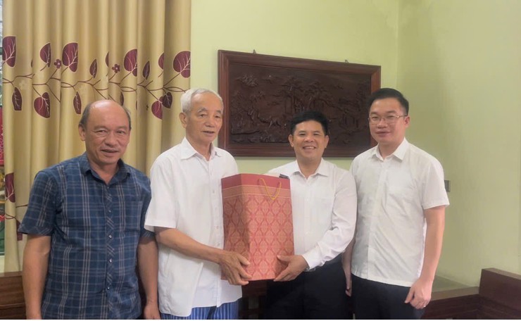 Lãnh đạo xã Phúc Thọ thăm, tặng quà người có công và cơ sở cách mạng dịp Quốc khánh 2/9- Ảnh 6.