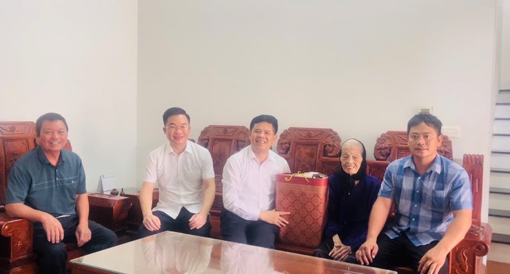 Lãnh đạo xã Phúc Thọ thăm, tặng quà người có công và cơ sở cách mạng dịp Quốc khánh 2/9- Ảnh 5.