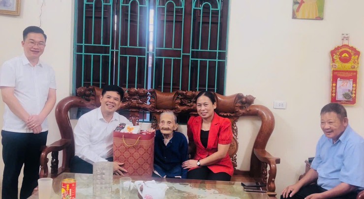 Lãnh đạo xã Phúc Thọ thăm, tặng quà người có công và cơ sở cách mạng dịp Quốc khánh 2/9- Ảnh 4.