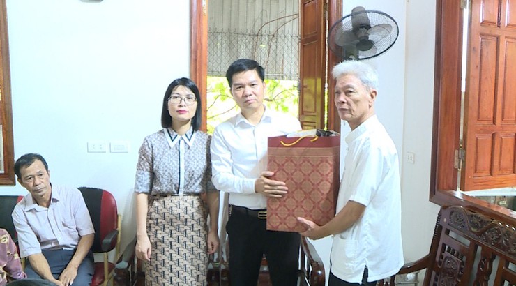 Lãnh đạo xã Phúc Thọ thăm, tặng quà người có công và cơ sở cách mạng dịp Quốc khánh 2/9- Ảnh 3.