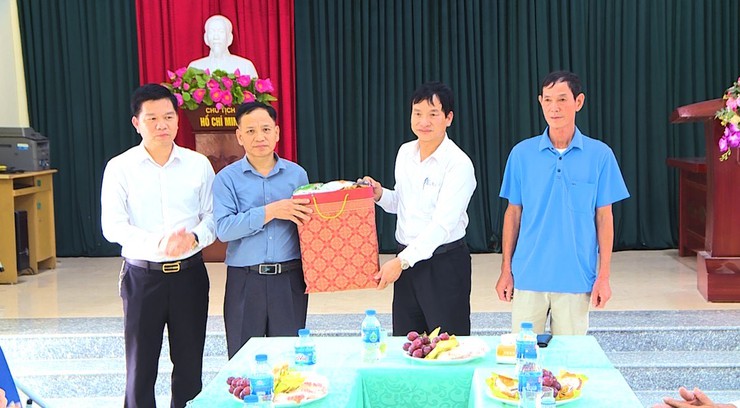Lãnh đạo xã Phúc Thọ thăm, tặng quà người có công và cơ sở cách mạng dịp Quốc khánh 2/9- Ảnh 1.