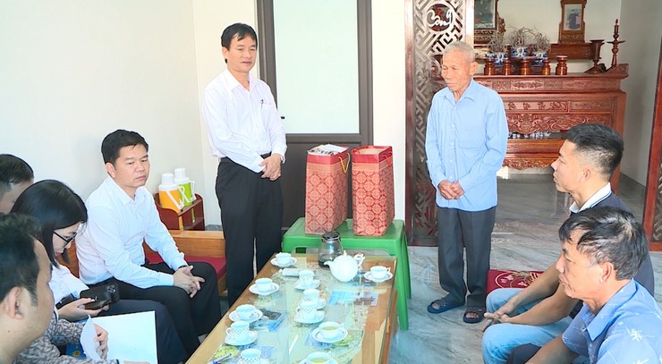 Lãnh đạo xã Phúc Thọ thăm, tặng quà người có công và cơ sở cách mạng dịp Quốc khánh 2/9- Ảnh 2.