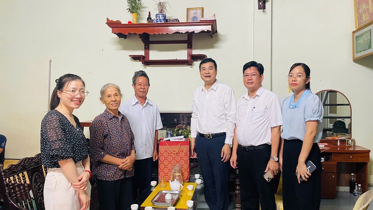 Lãnh đạo xã Phúc Thọ thăm, tặng quà người có công và cơ sở cách mạng dịp Quốc khánh 2/9- Ảnh 8.