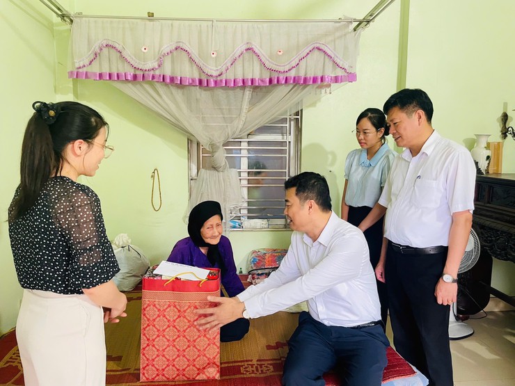 Lãnh đạo xã Phúc Thọ thăm, tặng quà người có công và cơ sở cách mạng dịp Quốc khánh 2/9- Ảnh 7.