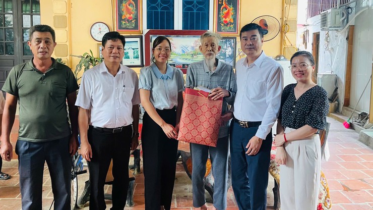 Lãnh đạo xã Phúc Thọ thăm, tặng quà người có công và cơ sở cách mạng dịp Quốc khánh 2/9- Ảnh 9.