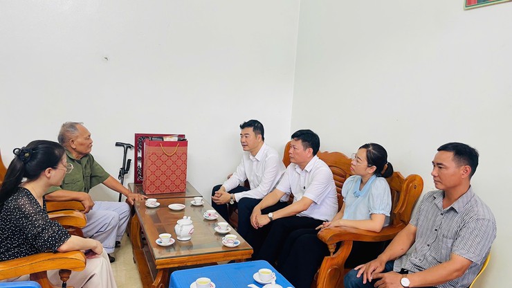 Lãnh đạo xã Phúc Thọ thăm, tặng quà người có công và cơ sở cách mạng dịp Quốc khánh 2/9- Ảnh 10.