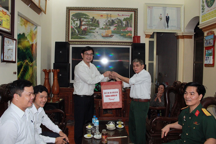 Phường Chương Mỹ tổ chức thăm, tặng quà các chiến sĩ hoạt động cách mạng bị địch bắt tù đày nhân dịp Quốc khánh 2/9- Ảnh 1.