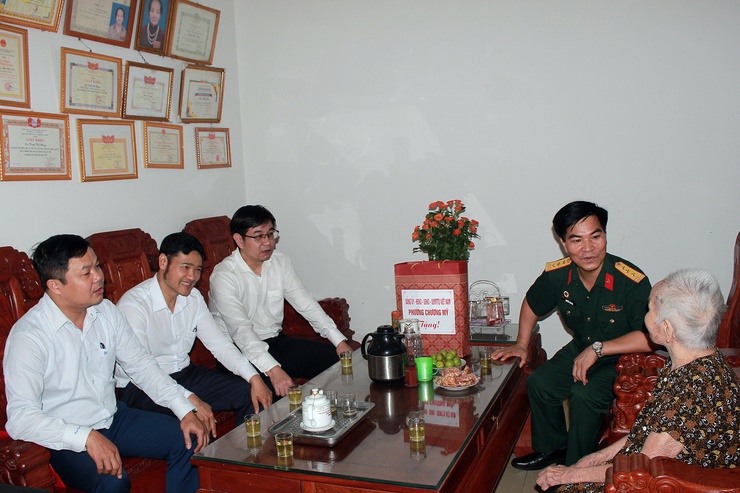 Phường Chương Mỹ tổ chức thăm, tặng quà các chiến sĩ hoạt động cách mạng bị địch bắt tù đày nhân dịp Quốc khánh 2/9- Ảnh 2.