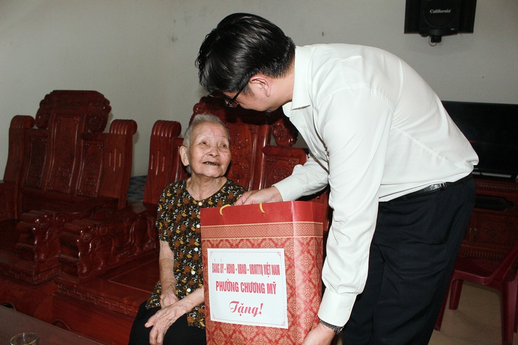 Phường Chương Mỹ tổ chức thăm, tặng quà các chiến sĩ hoạt động cách mạng bị địch bắt tù đày nhân dịp Quốc khánh 2/9- Ảnh 3.