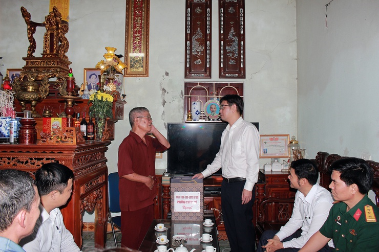 Phường Chương Mỹ tổ chức thăm, tặng quà các chiến sĩ hoạt động cách mạng bị địch bắt tù đày nhân dịp Quốc khánh 2/9- Ảnh 5.