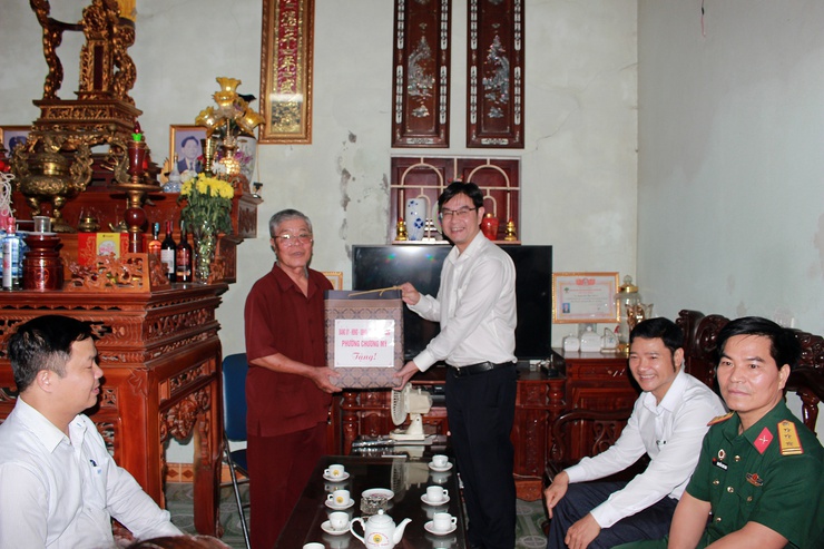 Phường Chương Mỹ tổ chức thăm, tặng quà các chiến sĩ hoạt động cách mạng bị địch bắt tù đày nhân dịp Quốc khánh 2/9- Ảnh 4.