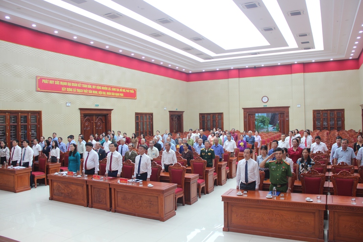 THẠCH THẤT:  TRAO TẶNG HUY HIỆU 60, 55, 50, 45, 40, 30 TUỔI ĐẢNG ĐỢT 02/9/2025 CHO 56 ĐẢNG VIÊN TRONG ĐẢNG BỘ- Ảnh 1.